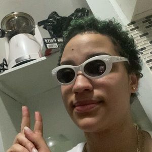 Meet your Posher, Yoli